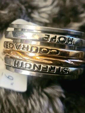 NEW TRI COLORED SPIN RING (SIZE 7)